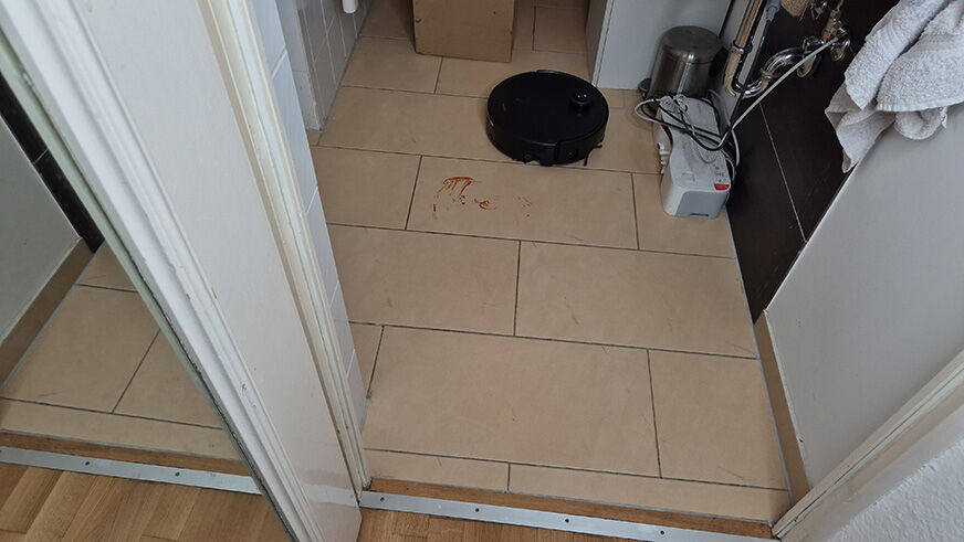 Der MOVA Z60 Ultra Roller im Zonenreinigungsmodus bei der intensiven Bodenreinigung.